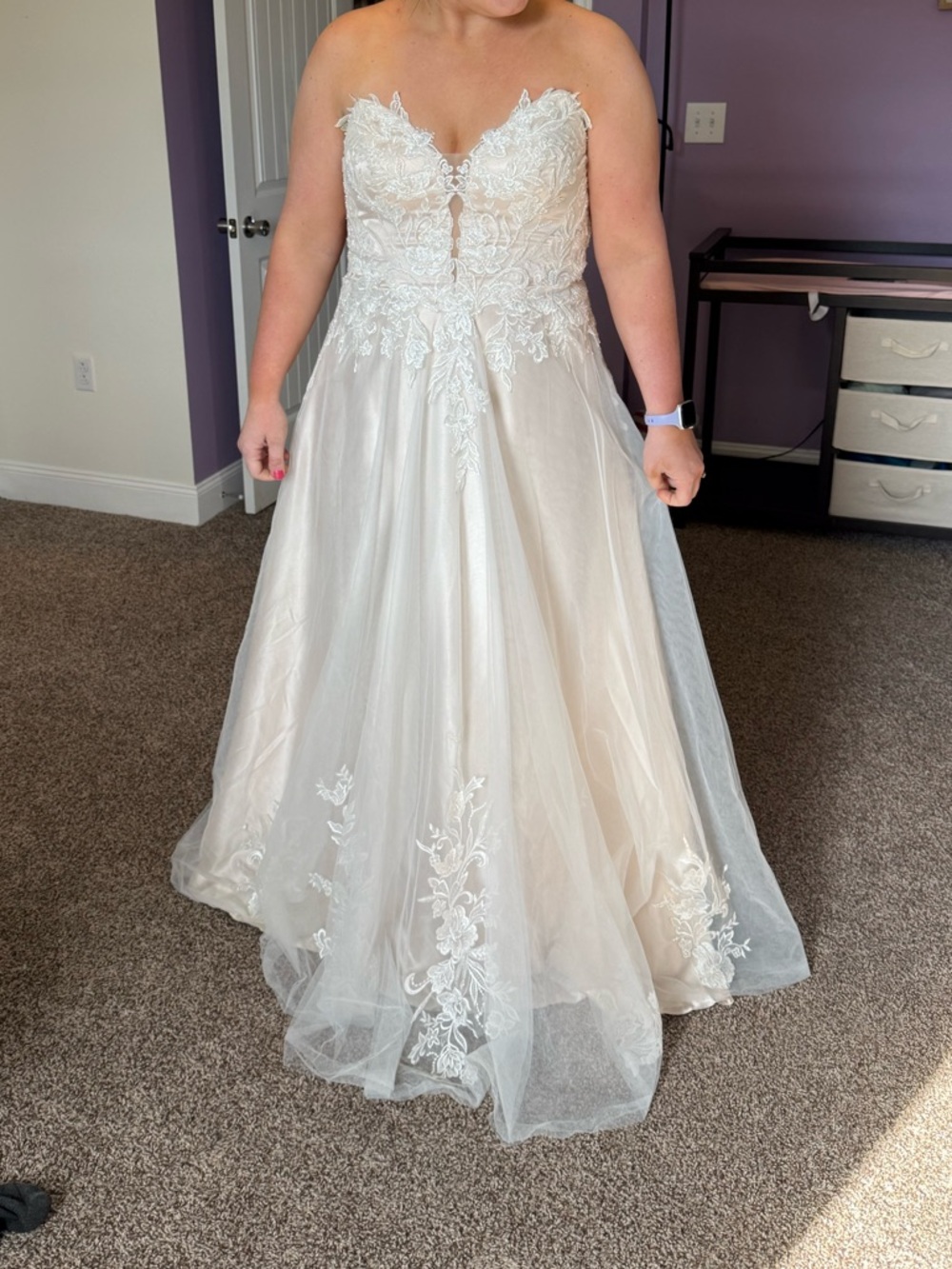 Strapless Lace Sweetheart Neckline Bridal Gown in Ivory